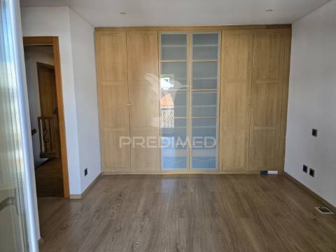 Moradia t3 + 2 em zona nobre da marisol , a 5 min das praias
