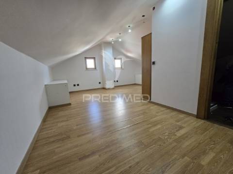 Moradia t3 + 2 em zona nobre da marisol , a 5 min das praias