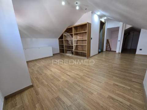 Moradia t3 + 2 em zona nobre da marisol , a 5 min das praias