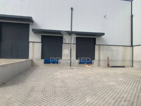 Armazém com 1454m2 em arruda dos vinhos