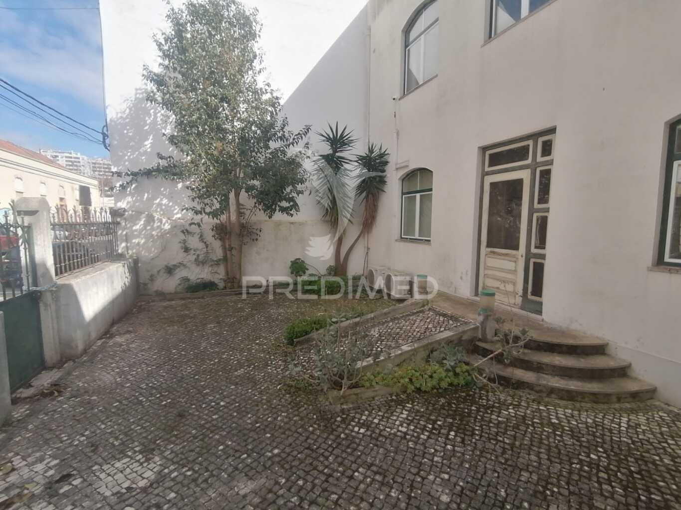Moradia de 3 pisos com 20 divisões e 4 casas de banho