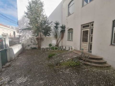 Moradia de 3 pisos com 20 divisões e 4 casas de banho