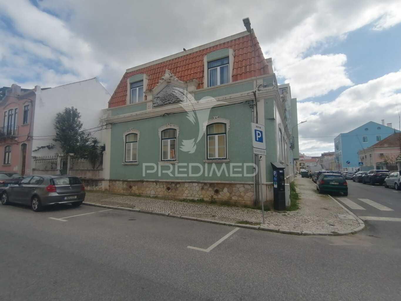 Moradia de 3 pisos com 20 divisões e 4 casas de banho