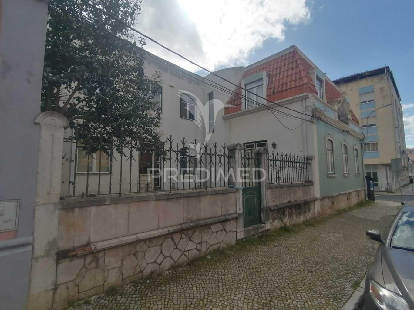 Moradia de 3 pisos com 20 divisões e 4 casas de banho