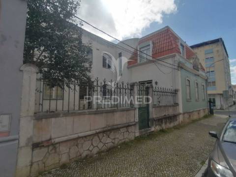 Moradia de 3 pisos com 20 divisões e 4 casas de banho
