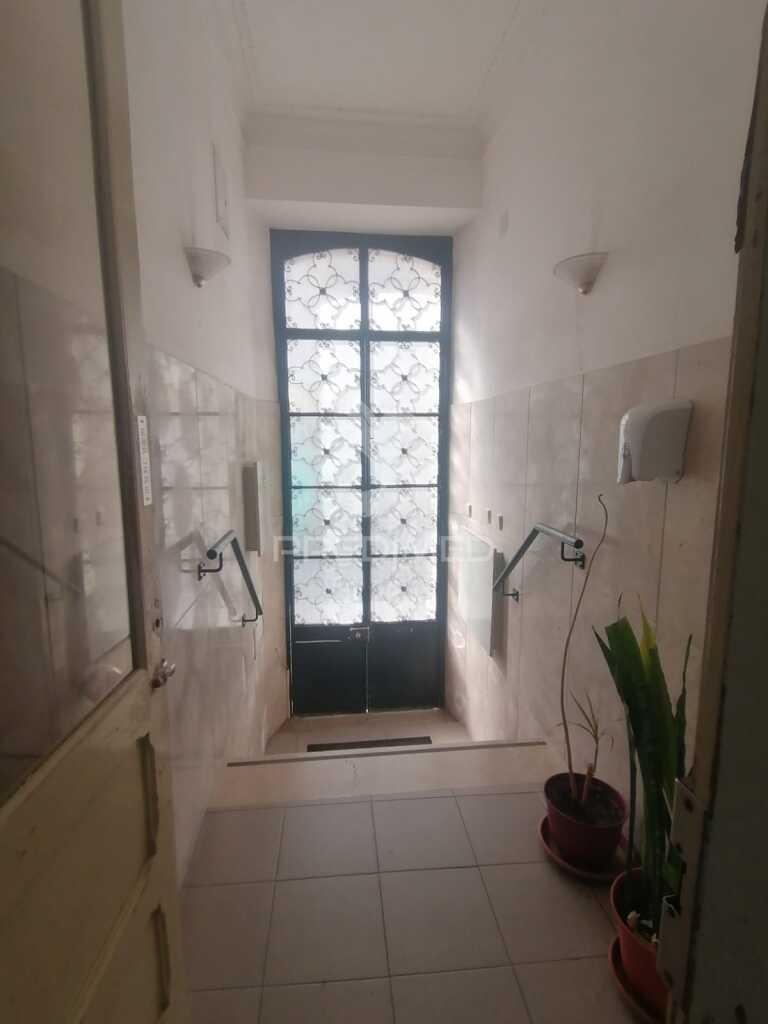 Moradia de 3 pisos com 20 divisões e 4 casas de banho