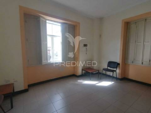 Moradia de 3 pisos com 20 divisões e 4 casas de banho