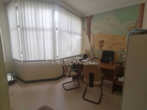 Moradia de 3 pisos com 20 divisões e 4 casas de banho