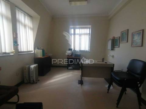 Moradia de 3 pisos com 20 divisões e 4 casas de banho