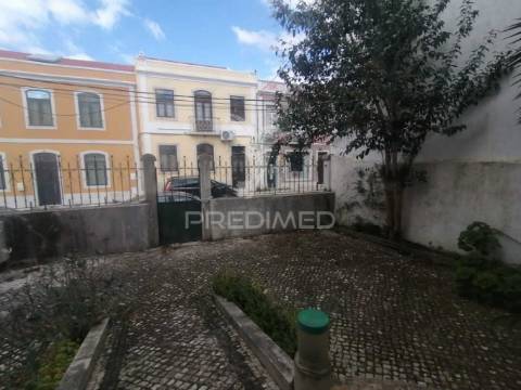 Moradia de 3 pisos com 20 divisões e 4 casas de banho
