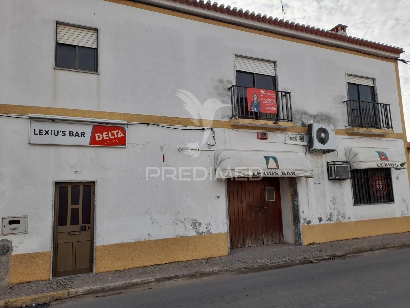 Moradia com comércio e quintal