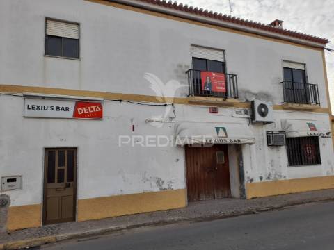 Moradia com comércio e quintal