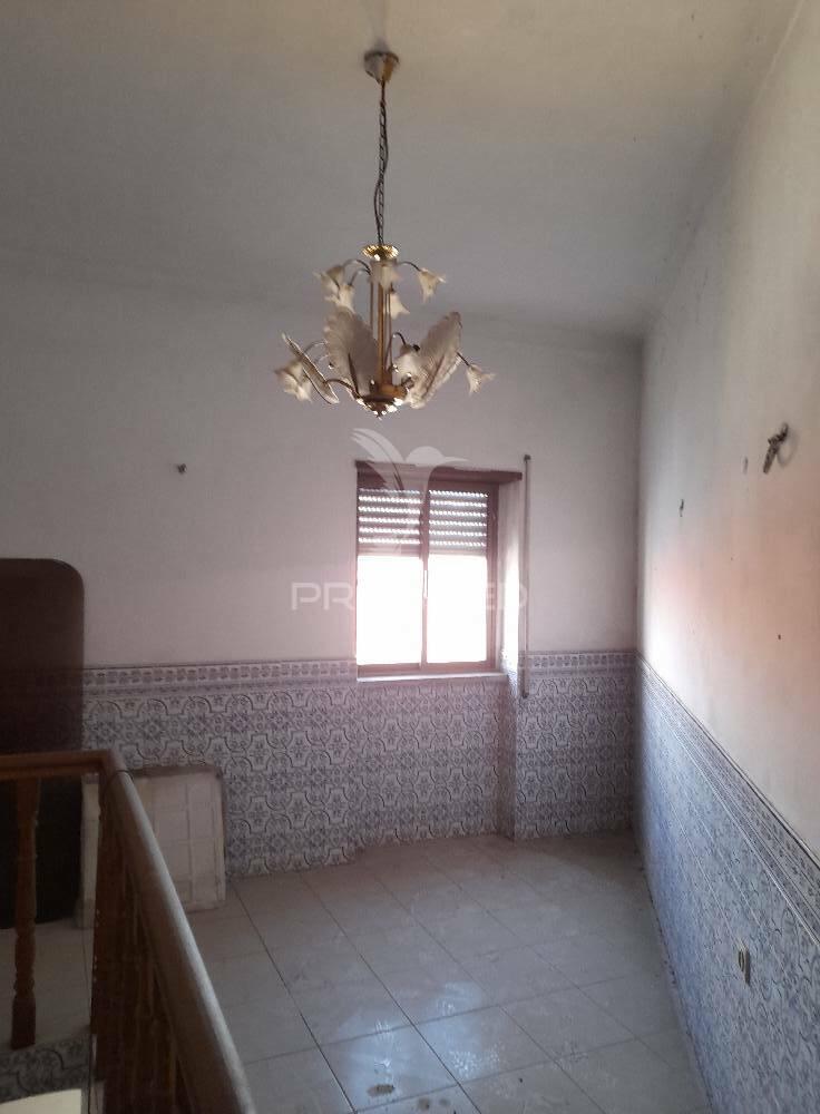 Moradia com comércio e quintal