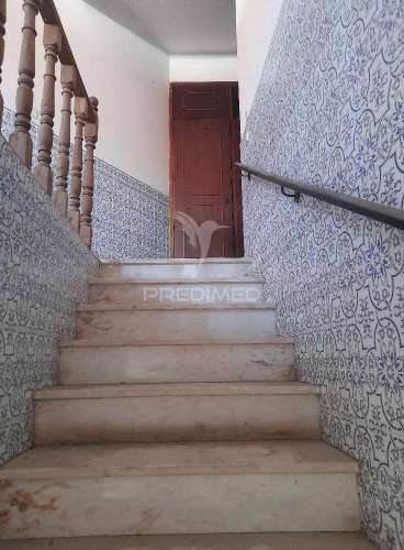 Moradia com comércio e quintal
