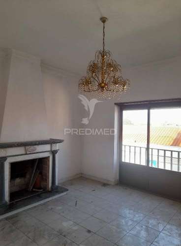 Moradia com comércio e quintal