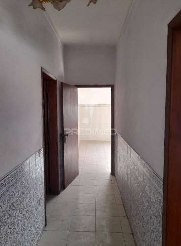 Moradia com comércio e quintal