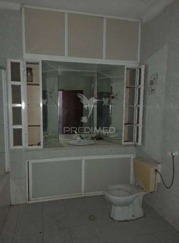 Moradia com comércio e quintal
