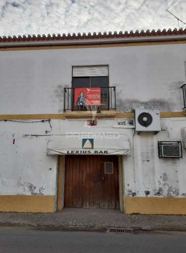 Moradia com comércio e quintal