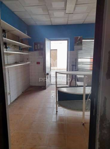 Moradia com comércio e quintal