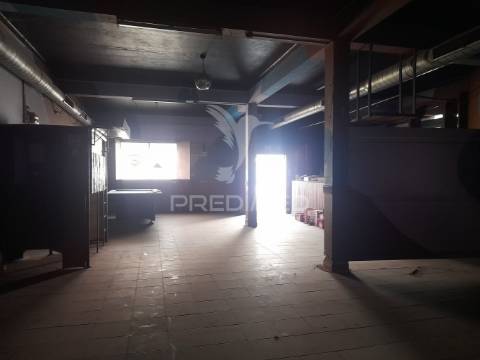 Moradia com comércio e quintal