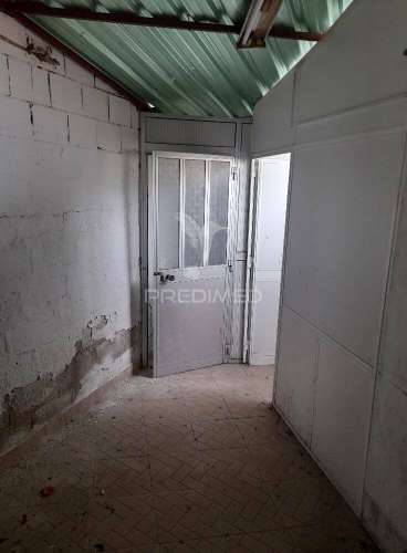 Moradia com comércio e quintal