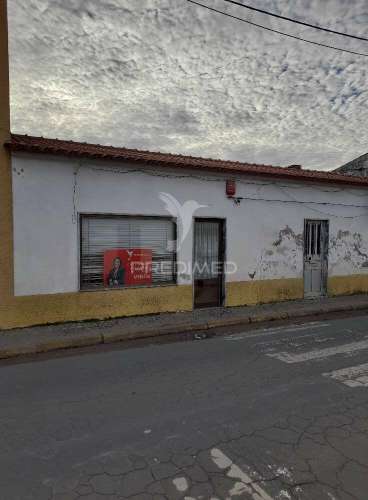 Moradia com comércio e quintal
