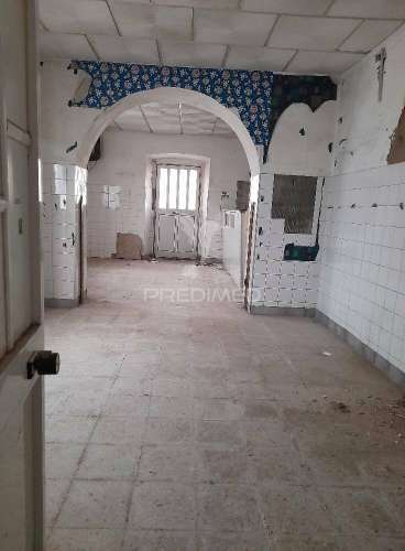 Moradia com comércio e quintal
