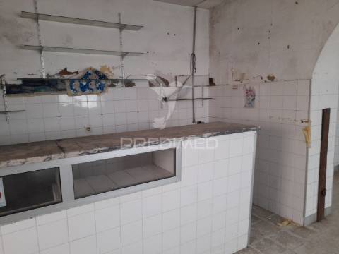 Moradia com comércio e quintal