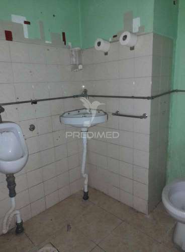 Moradia com comércio e quintal