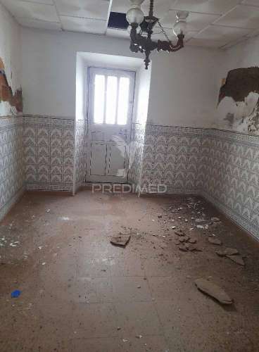 Moradia com comércio e quintal