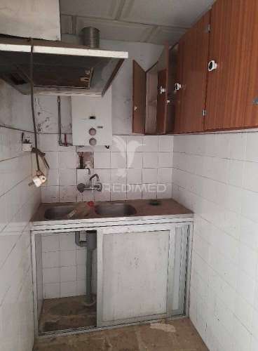 Moradia com comércio e quintal