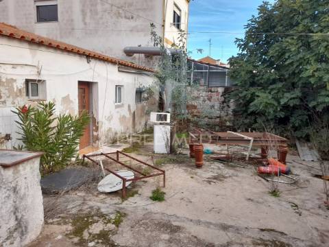 Moradia com comércio e quintal