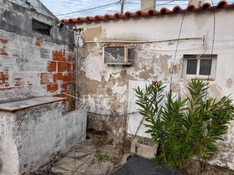 Moradia com comércio e quintal