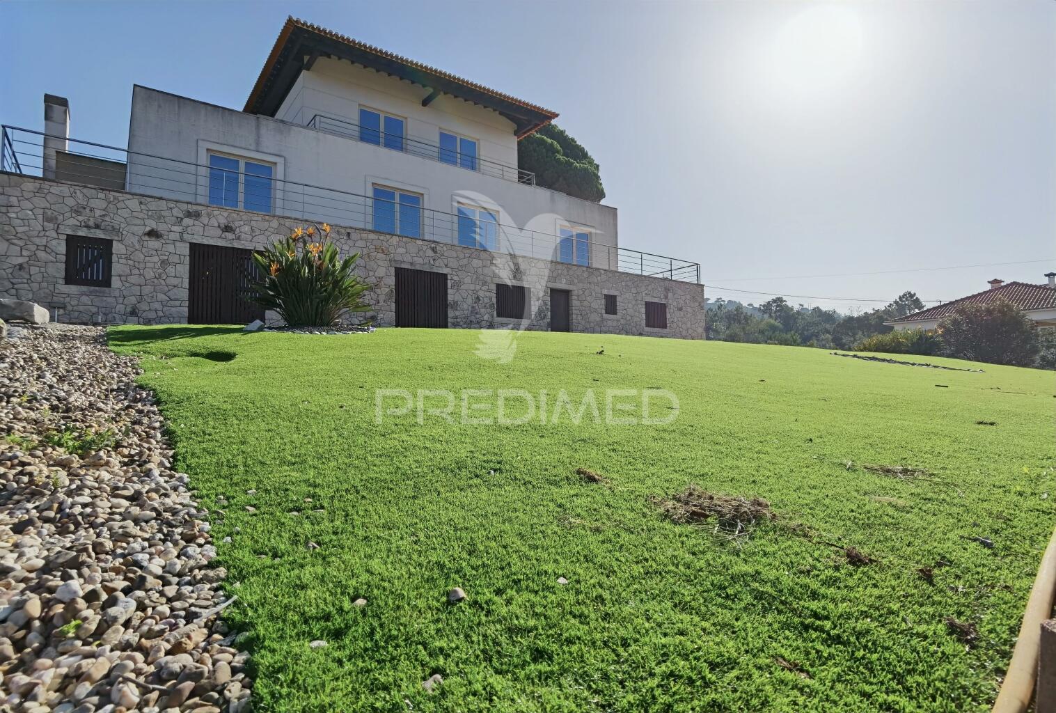 Moradia isolada t4, com garagem, localizada em minde / alcanena