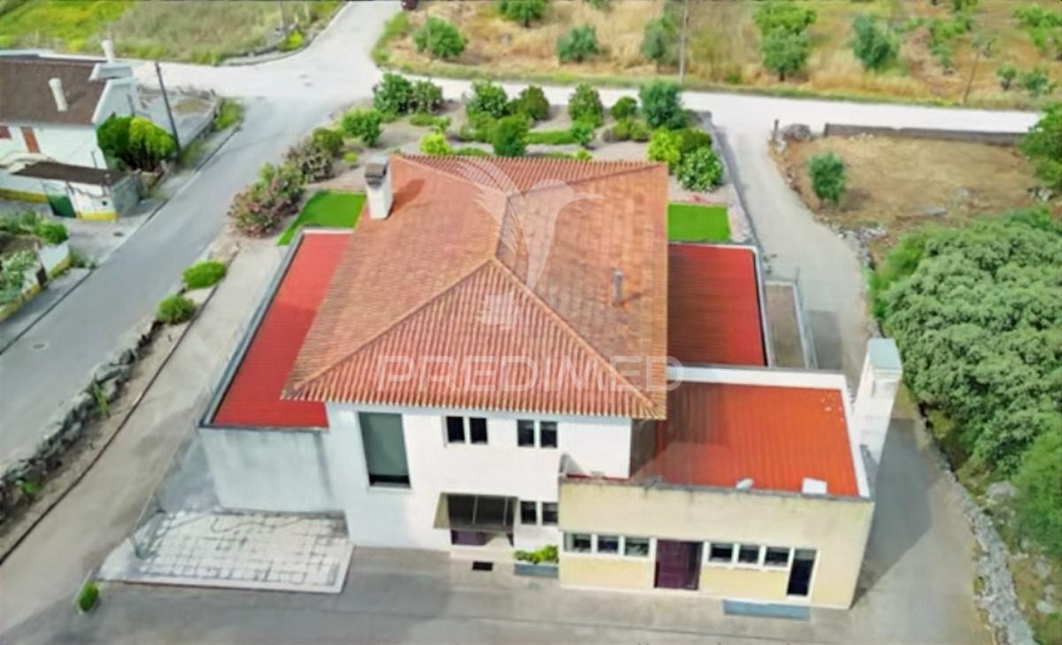 Moradia isolada t4, com garagem, localizada em minde / alcanena