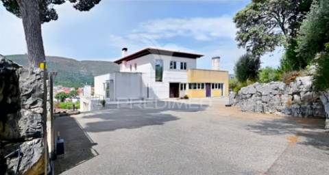 Moradia isolada t4, com garagem, localizada em minde / alcanena
