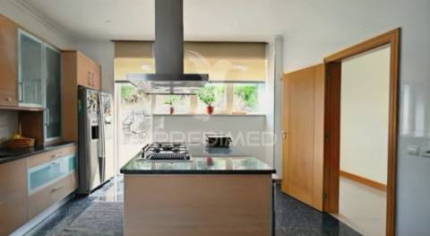Moradia isolada t4, com garagem, localizada em minde / alcanena