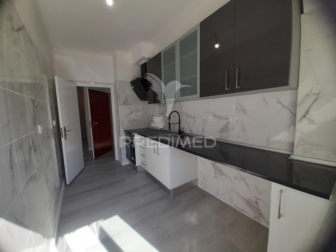 Apartamento t3 remodelado,loures.