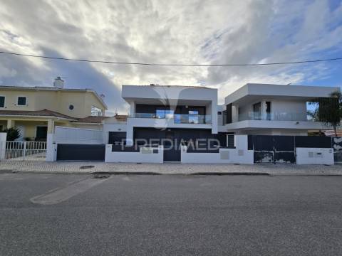 Moradia t3 + 1 em zona nobre da marisol, a 5 min das praias da costa da caparica