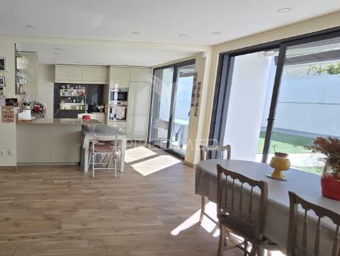 Moradia t3 + 1 em zona nobre da marisol, a 5 min das praias da costa da caparica