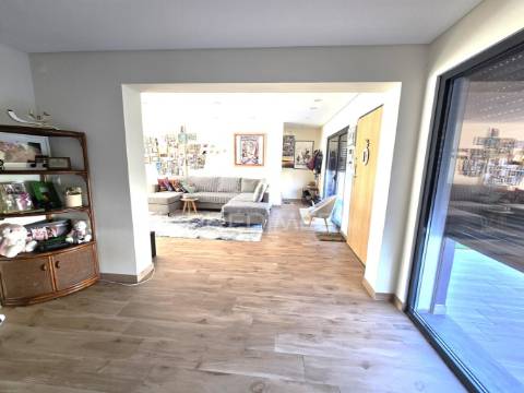 Moradia t3 + 1 em zona nobre da marisol, a 5 min das praias da costa da caparica