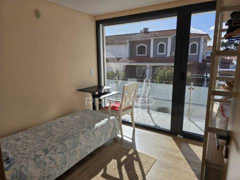 Moradia t3 + 1 em zona nobre da marisol, a 5 min das praias da costa da caparica