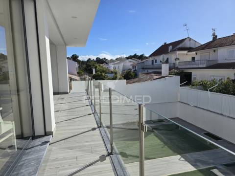 Moradia t3 + 1 em zona nobre da marisol, a 5 min das praias da costa da caparica
