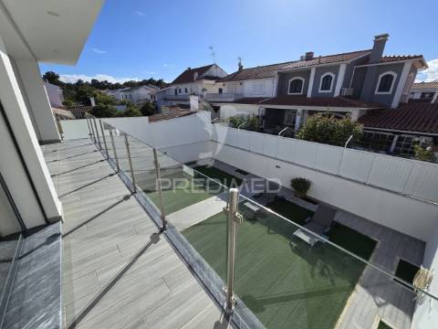 Moradia t3 + 1 em zona nobre da marisol, a 5 min das praias da costa da caparica