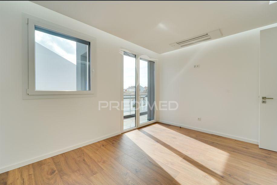 Moradia t3 r/chão e 1º andar com piscina em santa joana, aveiro