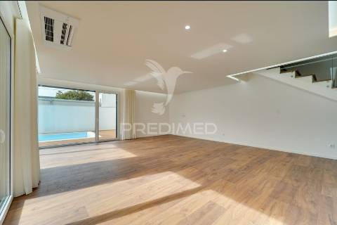 Moradia t3 r/chão e 1º andar com piscina em santa joana, aveiro