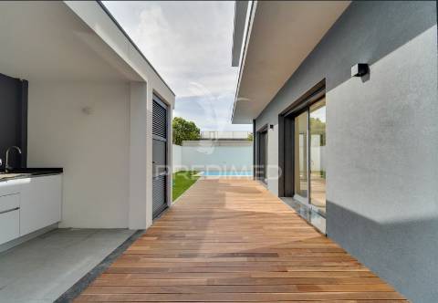 Moradia t3 r/chão e 1º andar com piscina em santa joana, aveiro