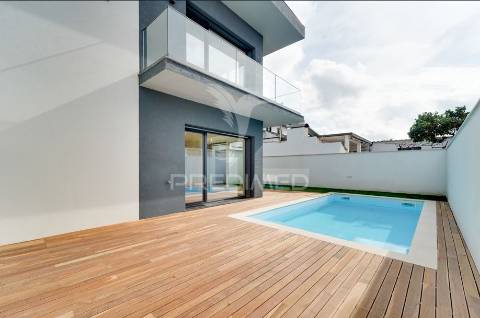 Moradia t3 r/chão e 1º andar com piscina em santa joana, aveiro
