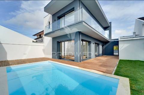 Moradia t3 r/chão e 1º andar com piscina em santa joana, aveiro