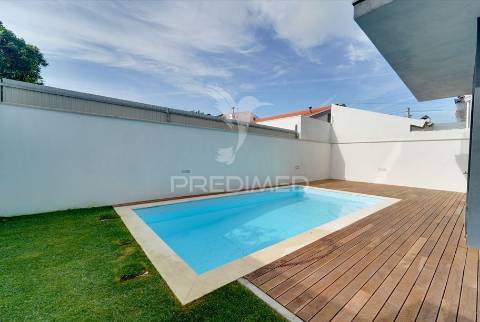 Moradia t3 r/chão e 1º andar com piscina em santa joana, aveiro